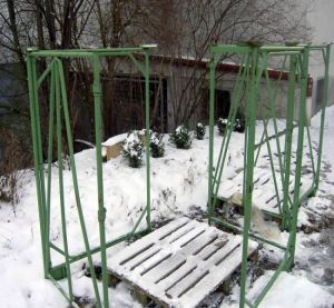Rahmen kurz vor Montage, zwei Seitenteile Stahl plus Holzpalette als Boden